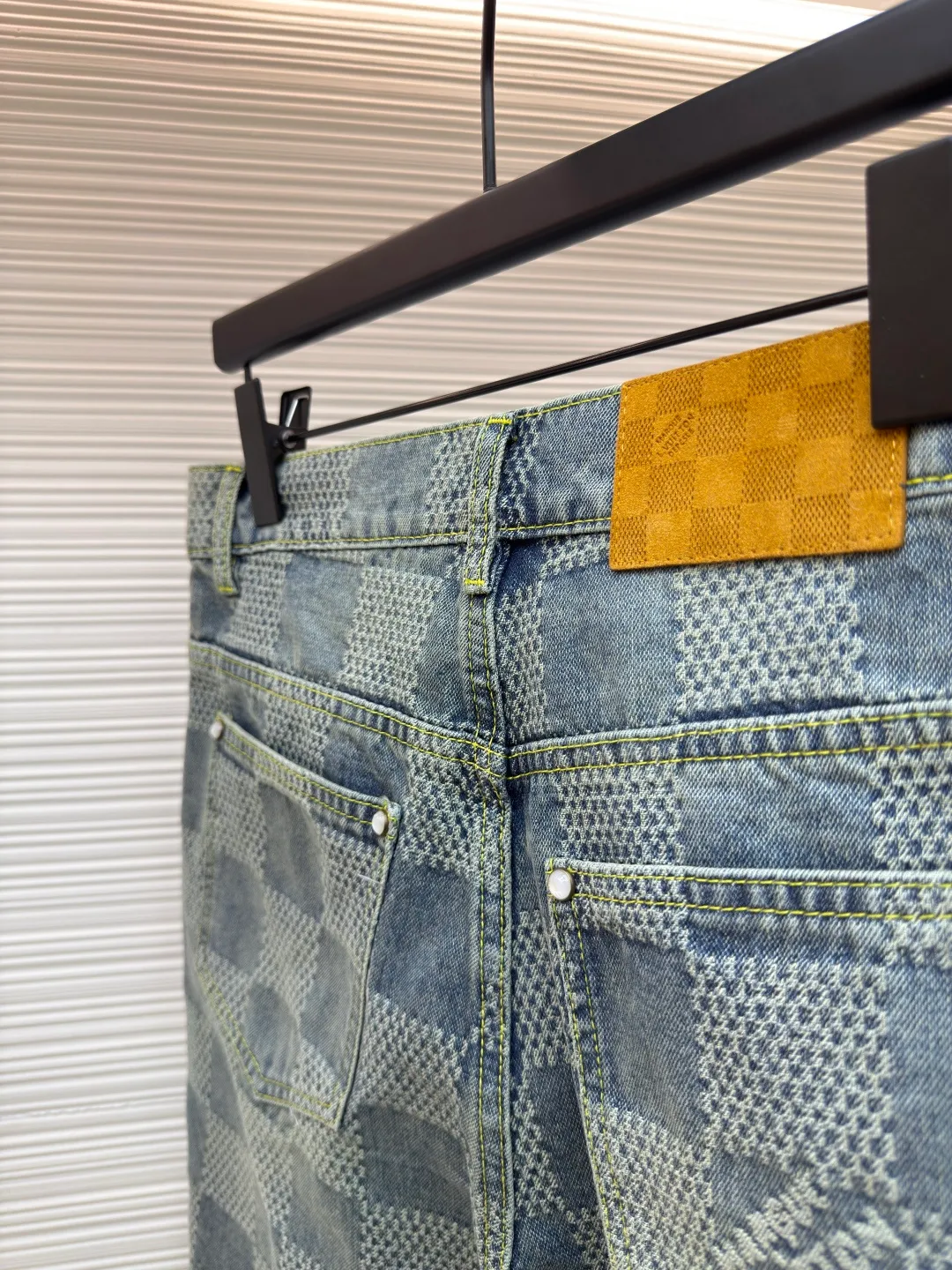 LOUIS VUITTON checkerboard denim shorts ●Authentic product: Purchased and developed at 12200 ●Item number: 1680087-B00 ●Fabric: Jacquard denim fabric ●Technology: 3D jacquard technology ●Version: Fitted version ●Size: 32-34-36-38 ●Weight: about 545 grams ●Description: Using a loom to weave a three-dimensional pattern on the fabric, the sand-washed whitening distressed denim fabric presents a whitening and distressed effect. The overall wiring is straight and delicate, the fabric is comfortable and soft, and the color is consistent without color difference. It can be matched with the same style to create a fashionable look and control various occasions. Customized accessories, complete with three standards, same style for men and women!